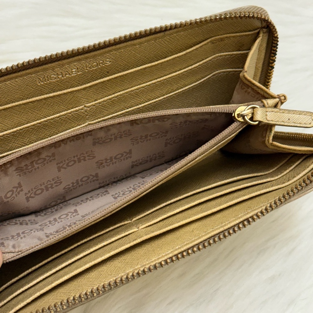 MICHAEL KORS - METALLIC GOLD PATENT LEATHER LONG JET SET CONTINENTAL ZIP WALLET - Picture 12 of 15
